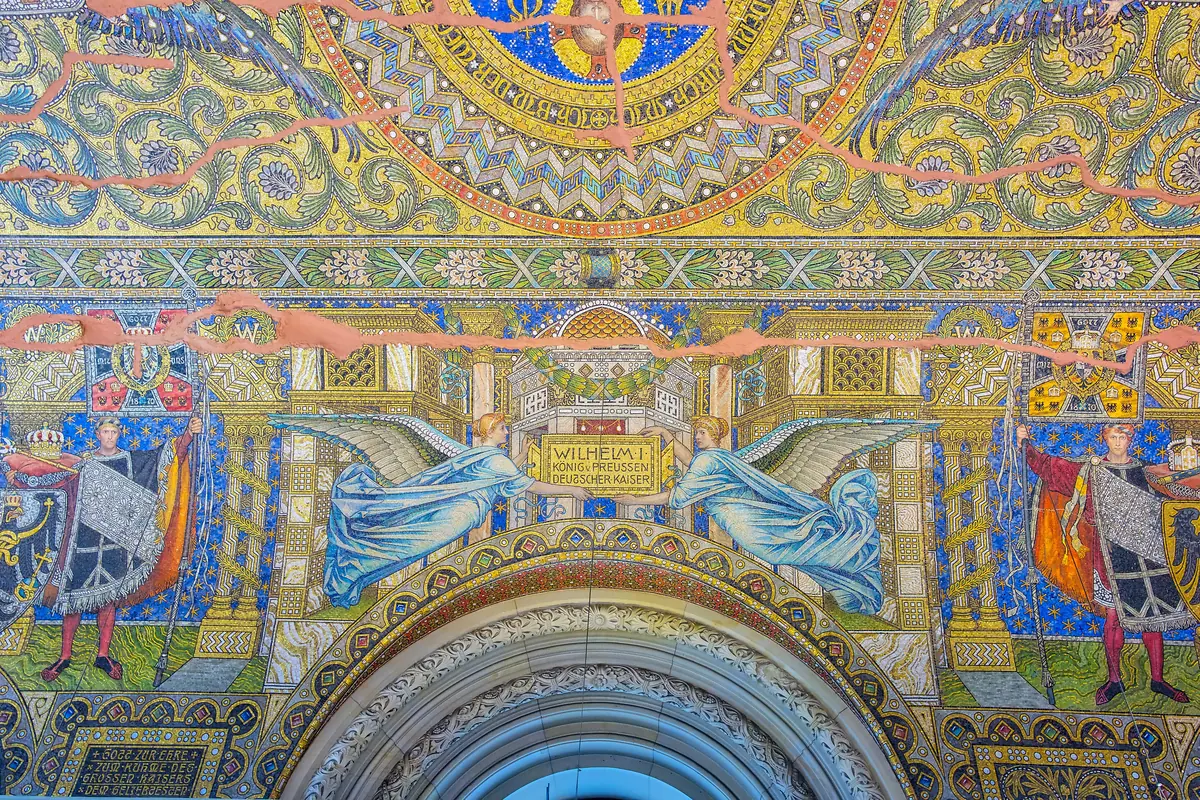Die gewölbte Mosaikdecke und die Bogewand über der Eingangshalle im alten Turm der Gedächtniskirche, in gold-, blau- und grünen Mosaiksteinchen